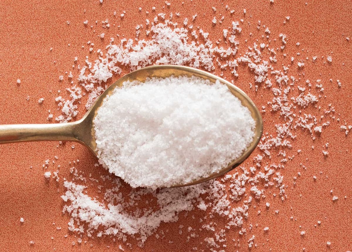 Halal dan Haram dalam Industri Garam Konsumsi dan Industri: Tinjauan Bahan Baku, Sertifikasi, dan Kompetensi Halal